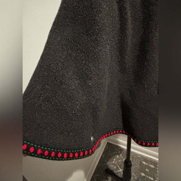 EUROPEAN Vintage Gray Red Felt Embr Trim Pewter Buttons Wool Cape Girl’s 10 - Picture 9 of 10